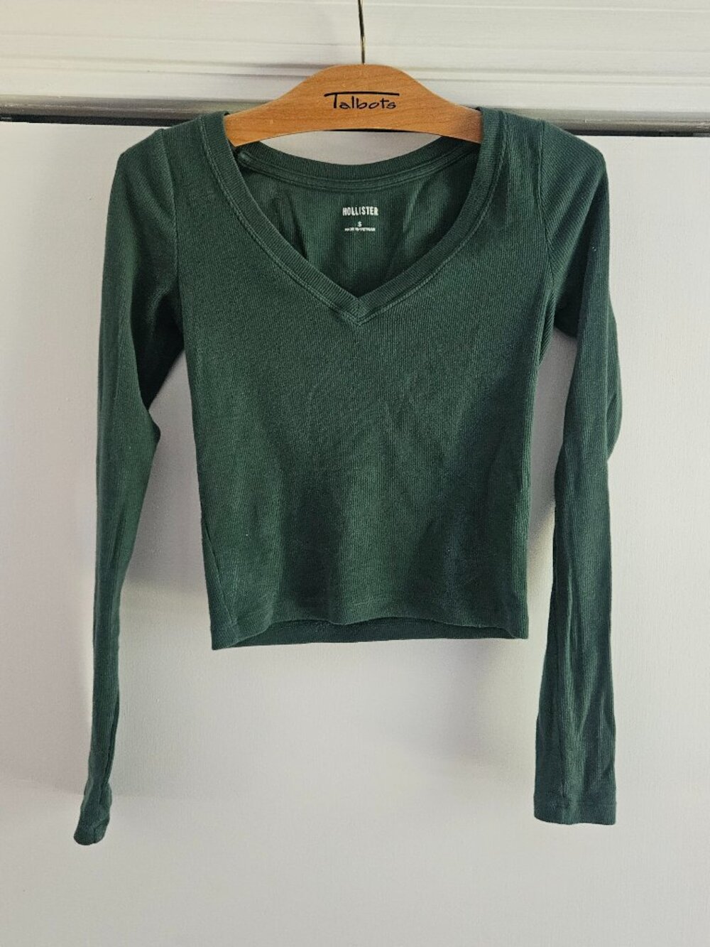 Hollister Green Long Sleeve Ribbed V-Neck Small Shirt - Picture 2 of 6